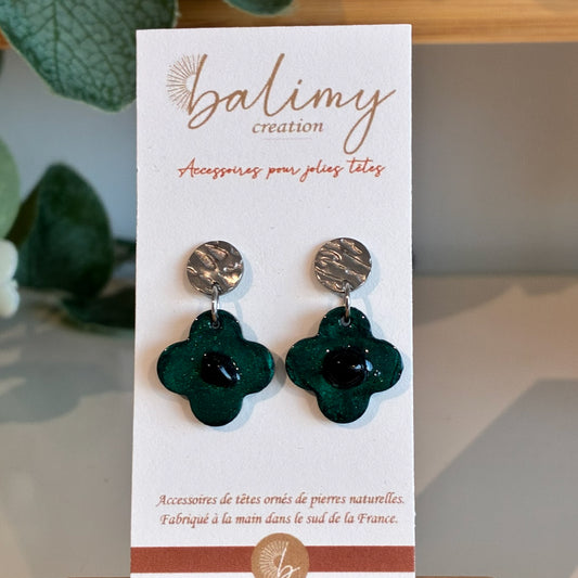 Boucle d'oreilles trèfles vert foncé.