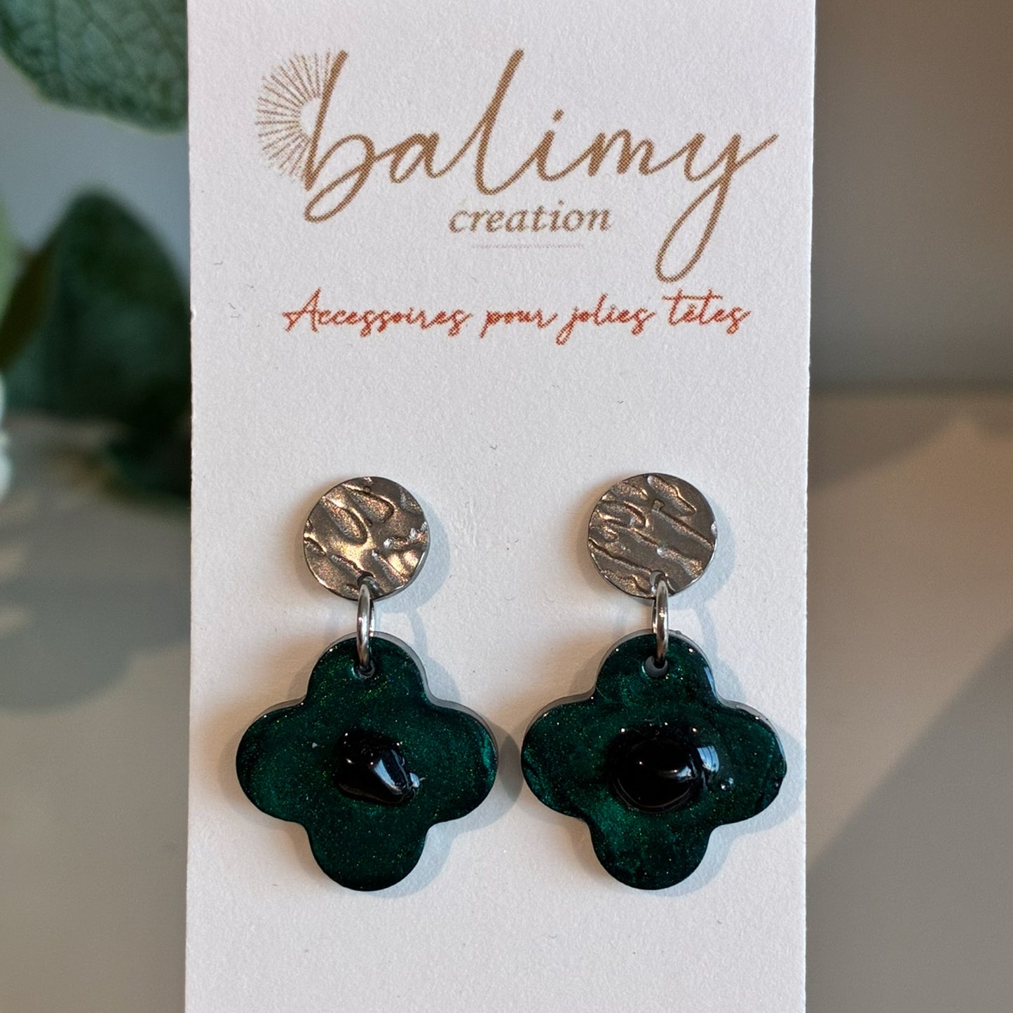 Boucle d'oreilles trèfles vert foncé.